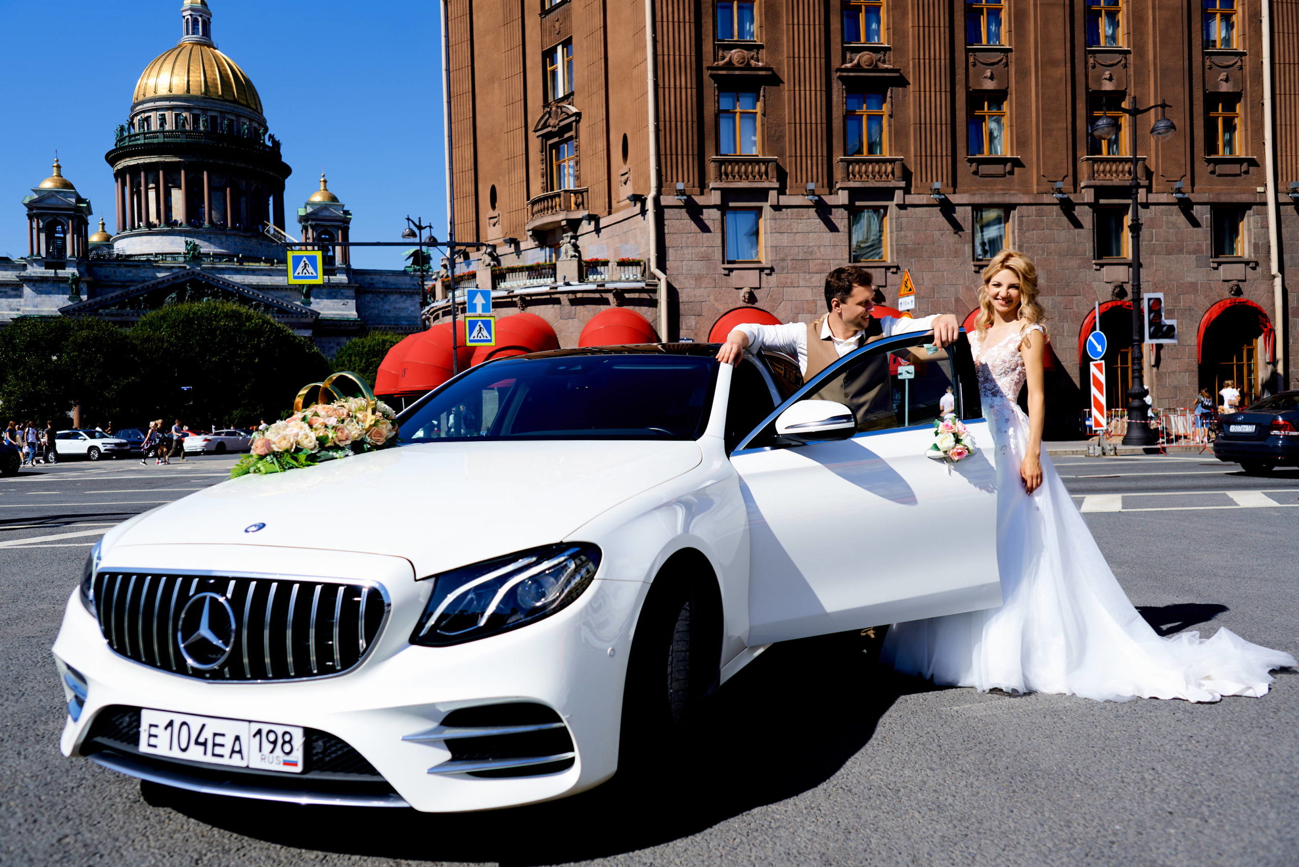 Свадебная фотосессия на Исаакиевской площади с автомобилем