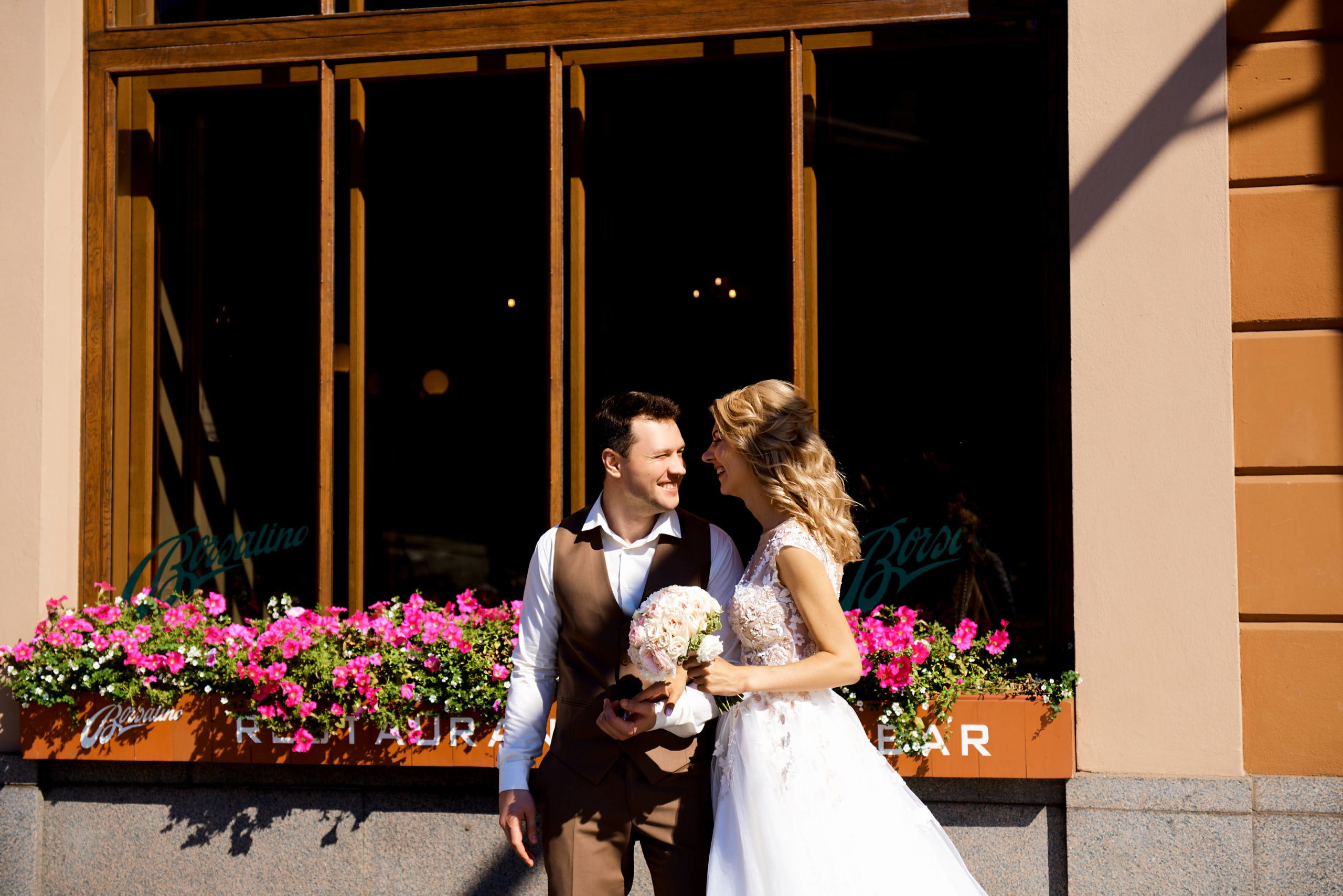 Свадебная фотосессия на Исаакиевской площади, Ресторан Счастье
