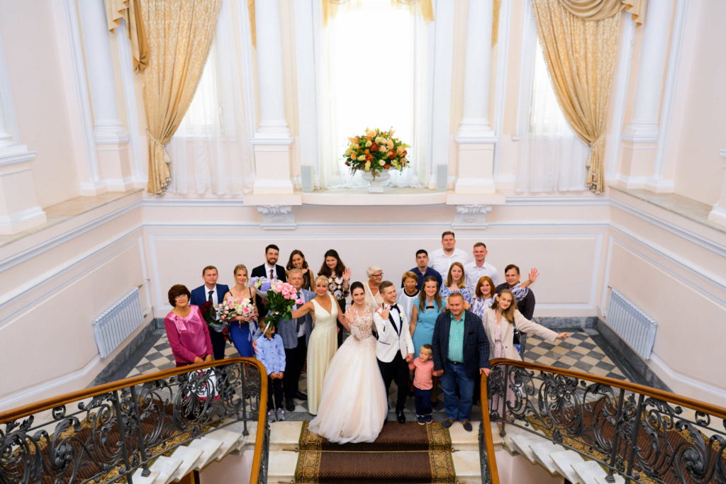 Съёмка с гостями во Дворце Бракосочетания